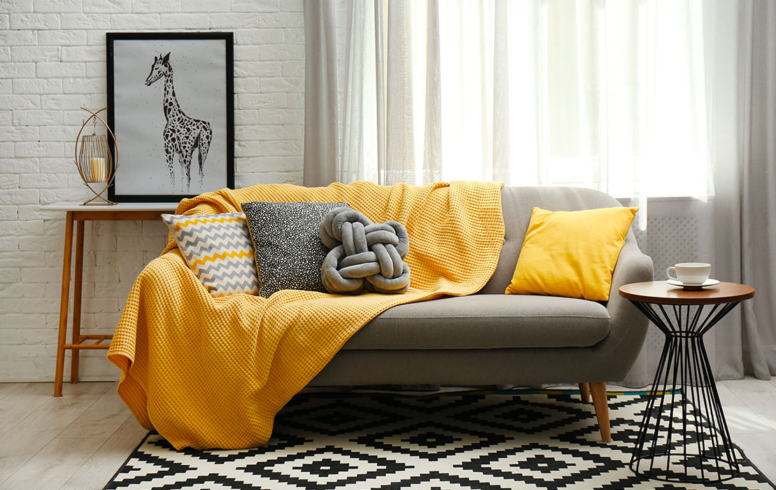 salon blanc avec canape gris et jaune moutarde