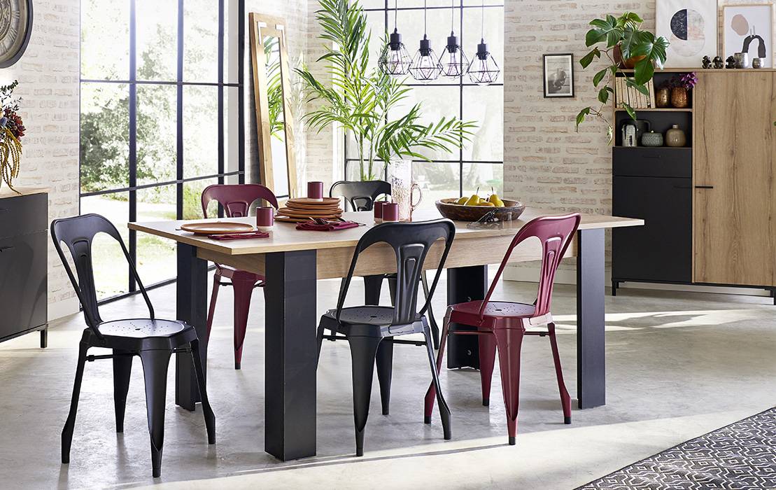 Quelles chaises adopter avec une table industrielle ?